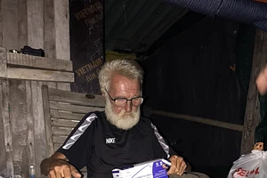 Nhiều người giúp đỡ ông Tây trong căn chòi ở Mũi Né