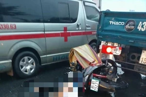 Xe máy tông vào đuôi xe tải đang dừng, 2 thanh niên tử vong 
