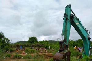 Huy động cơ giới tìm kiếm 1 phụ nữ bị nước cuốn