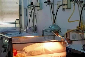 Cứu sống bé sơ sinh bị cột trong túi nylon bỏ rơi ven đường