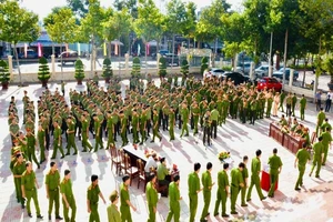 Công an Bình Thuận quyên góp nửa tỉ đồng hỗ trợ miền Trung