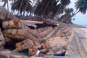 Bình Thuận sóng lớn đánh chìm một thuyền đánh cá