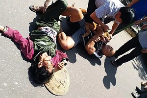 2 con chó Pitbull tấn công bà cụ lượm ve chai bất tỉnh