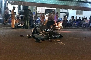 Diễn phun lửa trước quán nhậu, thiếu nữ bị xe tông thiệt mạng