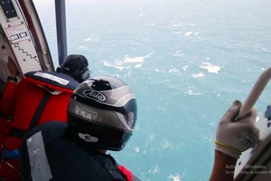 Đưa trực thăng tìm 2 nhân viên hải đăng bị sóng cuốn mất tích