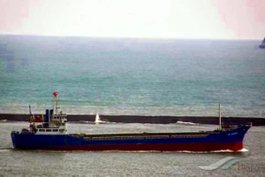 Hai tàu nước ngoài kêu cứu khẩn cấp trên biển Đông