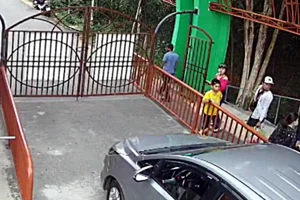 Cán bộ xã bị tố bắt bảo vệ quỳ xin lỗi, nhốt du khách