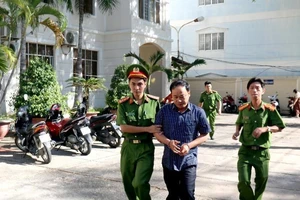 CQĐT dẫn giải bị can Nguyễn Hữu Hoành. Ảnh: BPN