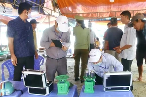 Thu 6 chiếc cân gian bán hải sản ở Làng chài Mũi Né 