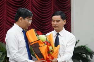Ông Dương Văn An, Bí thư Tỉnh ủy Bình Thuận, tặng hoa tân Chủ tịch UBND tỉnh Lê Tuấn Phong. 