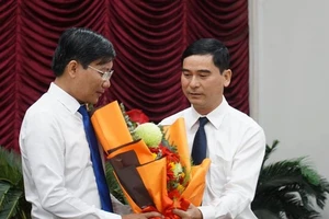 Ông Dương Văn An, Bí thư Tỉnh ủy Bình Thuận tặng hoa cho ông Lê Tuấn Phong (trái)