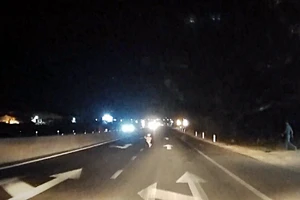 Tình huống thót tim khi em bé băng qua đường. Ảnh cắt từ camera