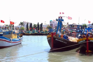 Tàu cá cứu được hai ngư dân hiện neo tại sông Cà Ty
