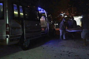 Thi thể một nạn nhân được người nhà đưa về lo hậu sự. Ảnh: PN