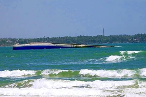 2 đội người nhái lặn khảo sát con tàu chìm ở Mũi Né