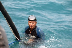 Hút xong 4.000 lít dầu từ tàu Bạch Đằng chìm ở biển Mũi Né