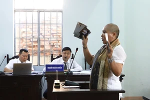 Phạt tù người 2 lần đến tòa chửi bới livestream trên mạng