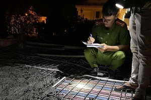 Dùng ô tô chặn đường vào công trình của khách hàng