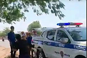 Bị CSGT dừng xe, tài xế cởi áo 'đại náo' QL1