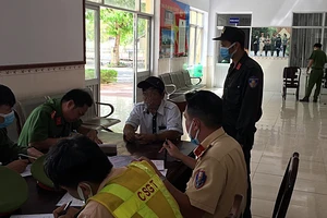 Lập biên bản lái xe taxi. Ảnh: CTV