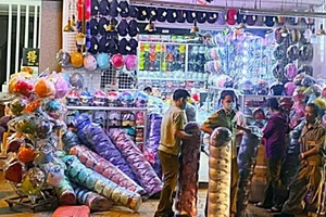 Quản lý thị trường Bình Thuận kiểm tra, tịch thu nón giả mạo.