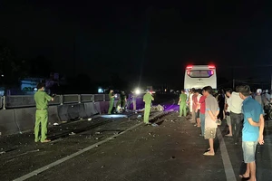 Bình Thuận: Xe giường nằm đối đầu xe máy, 2 thanh niên tử vong