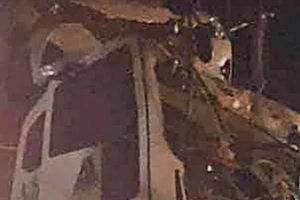 Cabin xe tải bẹp dúm khi tông vào ô tô đầu kéo dừng trên đường