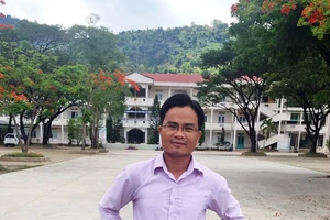 Khen thưởng thầy giáo hợp sức cứu học trò bị nạn