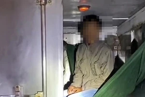 Trốn trong thùng xe đông lạnh để qua các trạm kiểm soát COVID-19 