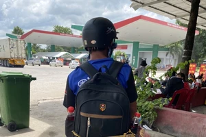 Rớt nước mắt với hành trình đi bộ hơn 1.000 cây số về quê 