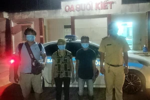 3 người đi bộ hàng trăm cây số đã được CSGT đưa lên tàu về quê