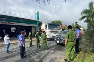 Dựng hiện trường vụ dùng ô tô chặn xe đi đổ bê tông ở Bình Thuận