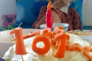 Xúc động chiếc bánh sinh nhật tặng mẹ già 101 tuổi trong khu phong tỏa