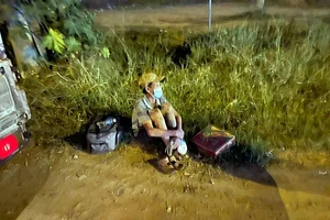 Xúc động hình ảnh người đàn ông và chiếc xe đạp gãy trên đường về quê