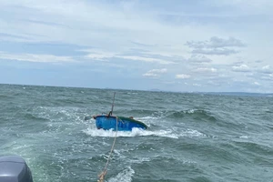 Bộ đội Biên phòng Bình Thuận cứu ngư dân bị xuất huyết não ngoài biển