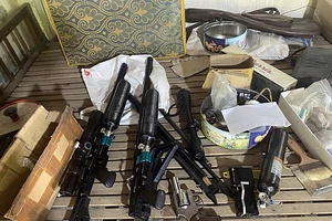 Bắt nhóm đá gà, phát hiện 'lò' chế tạo súng, hung khí nguy hiểm