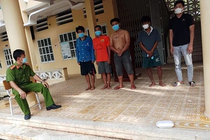 Xử lý nhóm người nghiện quậy phá khu cách ly lại còn livestream 