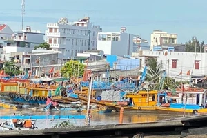 Chìm hàng chục tàu thuyền do lũ quét ở cửa biển La Gi