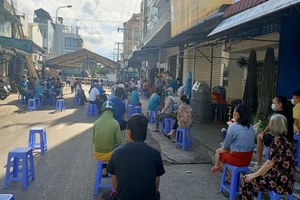 Phê bình chủ tịch phường vì để người dân ra đường trong thời gian giãn cách