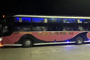 Xe khách chở 25 người từ vùng dịch 'thông chốt' ngọan mục