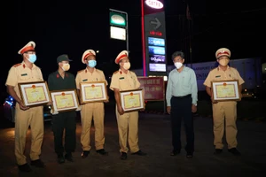 Khen thưởng trong đêm Tổ CSGT phát hiện 15 người trong thùng xe đông lạnh