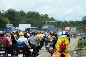 CSGT 3 tỉnh đưa hàng ngàn công nhân từ Đồng Nai về Ninh Thuận