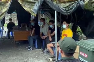 Phát hiện xe khách chở 4 người nước ngoài không có giấy tờ tùy thân 