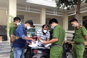 Khởi tố 2 người trong nhóm làm phiếu xét nghiệm COVID-19 giả ở Bình Thuận