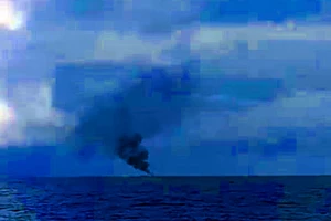 Tàu cháy, 13 thuyền viên nhảy xuống biển ôm thùng xốp chờ cứu nạn 