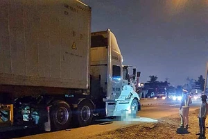 Ô tô đầu kéo va chạm xe máy tại điểm mở dải phân cách 