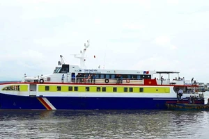 Đoàn y bác sĩ Bình Thuận lên tàu hỗ trợ khẩn cấp cho đảo Phú Quý