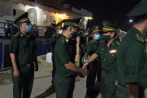 Bộ đội Biên phòng Bình Thuận ra đảo Phú Quý hỗ trợ chống dịch