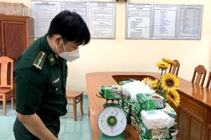 Khoảng 20 kg gói trà nghi chứa ma túy đá trôi trên biển Bình Thuận