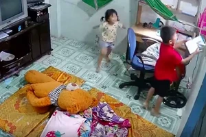 Tặng iPad cho 2 cháu nhỏ bị cướp đe dọa tại Đồng Nai